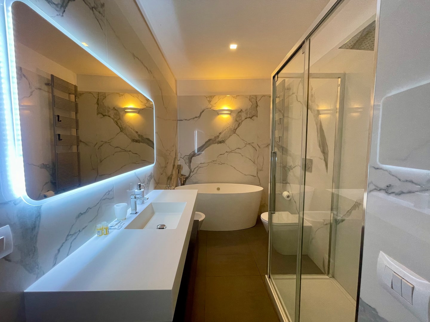 Bagno con vasca e doccia